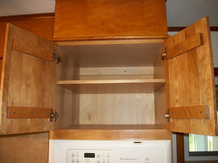 Bunting Upper with Adjustable Shelves